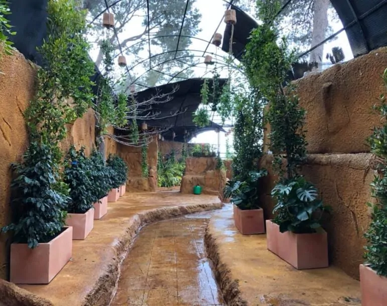 Aviario integrado en un entorno paisajístico por Cultivos Pima