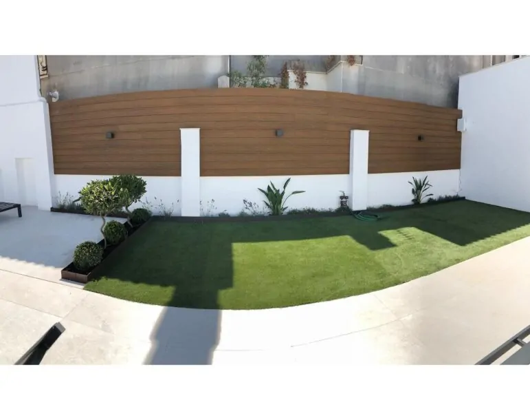 Terraza ajardinada con césped con diseño exclusivo por Cultivos Pima